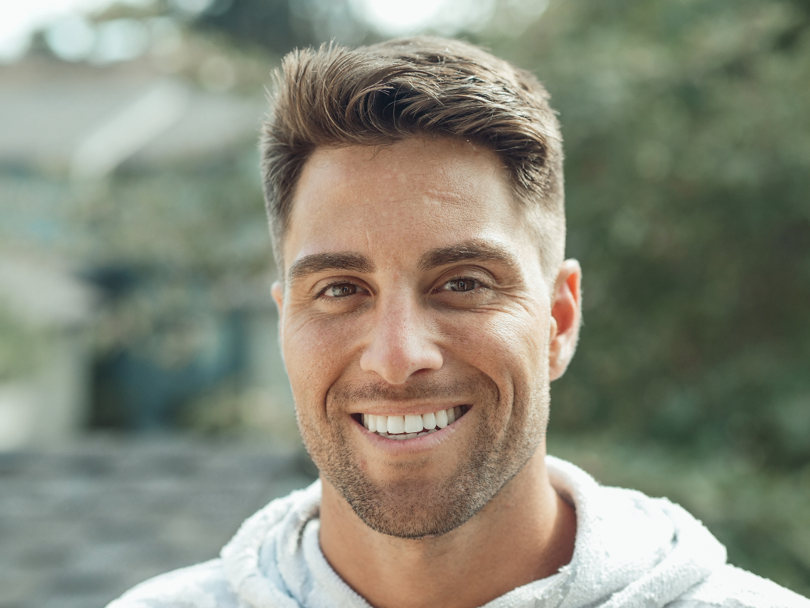 Man reflecterend over liefde en relaties