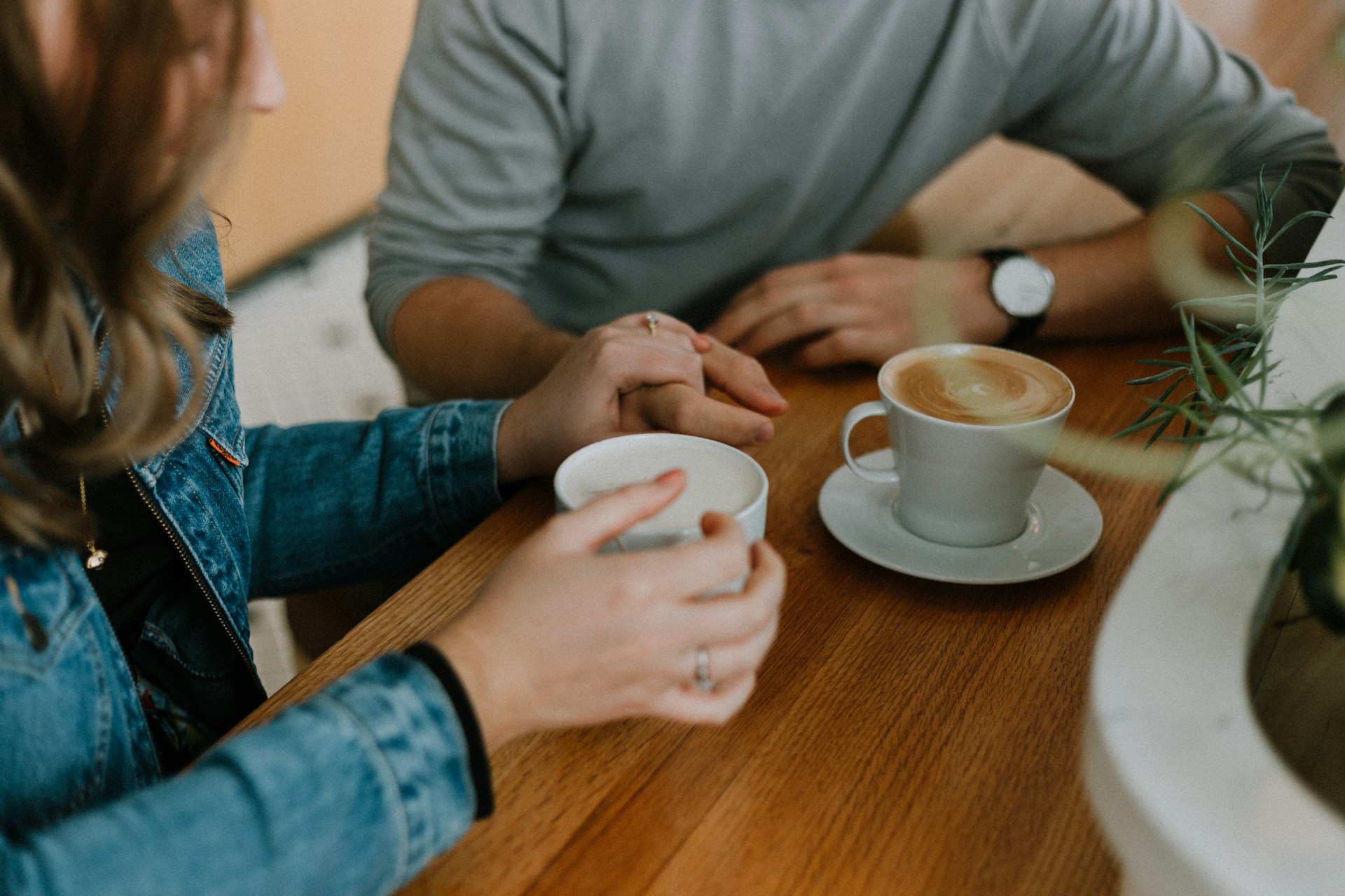 Twee mensen die lachen tijdens een gezellige date in een café.